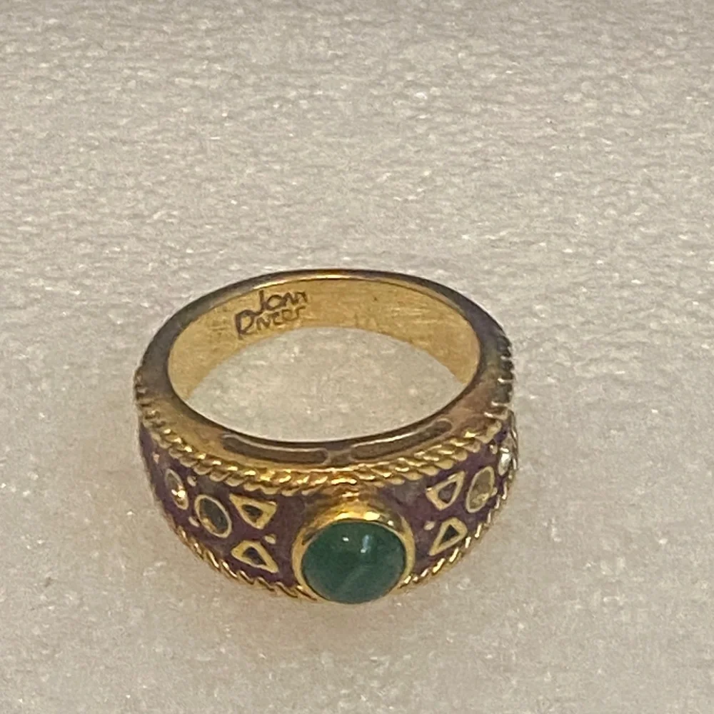 Vintage Joan Rivers Gold-Tone Green Stone & Red Enamel Ring size 9 - Picture 3 of 8